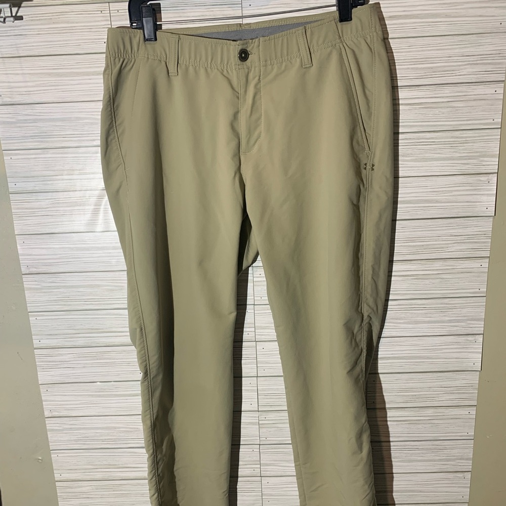 Under Armor men pants khaki size 34/32 inseam 30 in